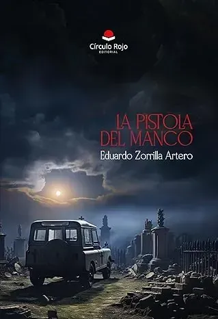 Un coche está aparcado en un cementerio por la noche.