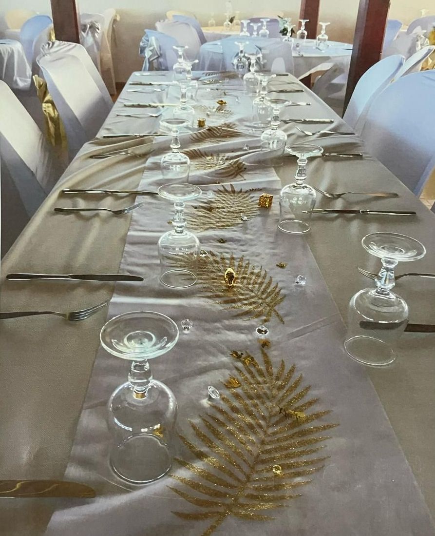 Chemin de table avec des feuilles