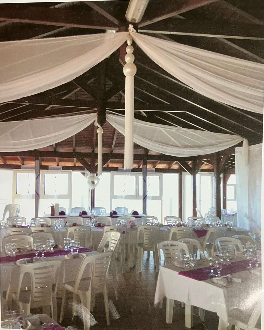 Salle de réception décorée