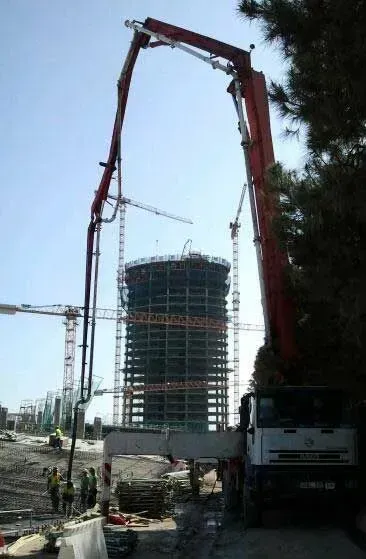 Se utiliza una bomba de hormigón para bombear hormigón a un edificio en construcción.