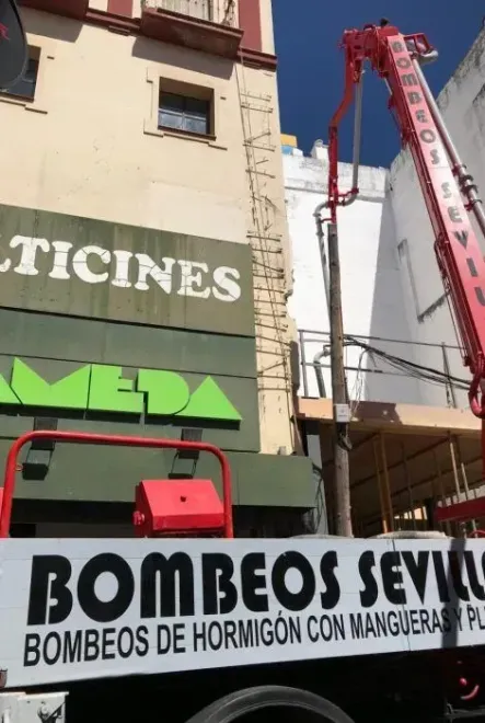 Un camión rojo con un cartel que dice bombeos sevil