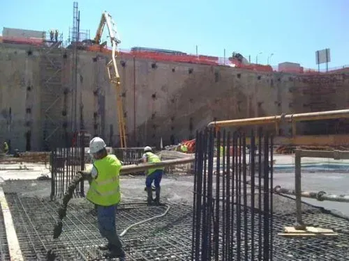 Un grupo de trabajadores de la construcción está trabajando en un sitio de construcción.