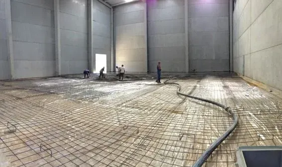 Un grupo de personas está trabajando en el piso de un edificio grande.