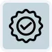 Un icono en blanco y negro de una marca de verificación en un círculo.