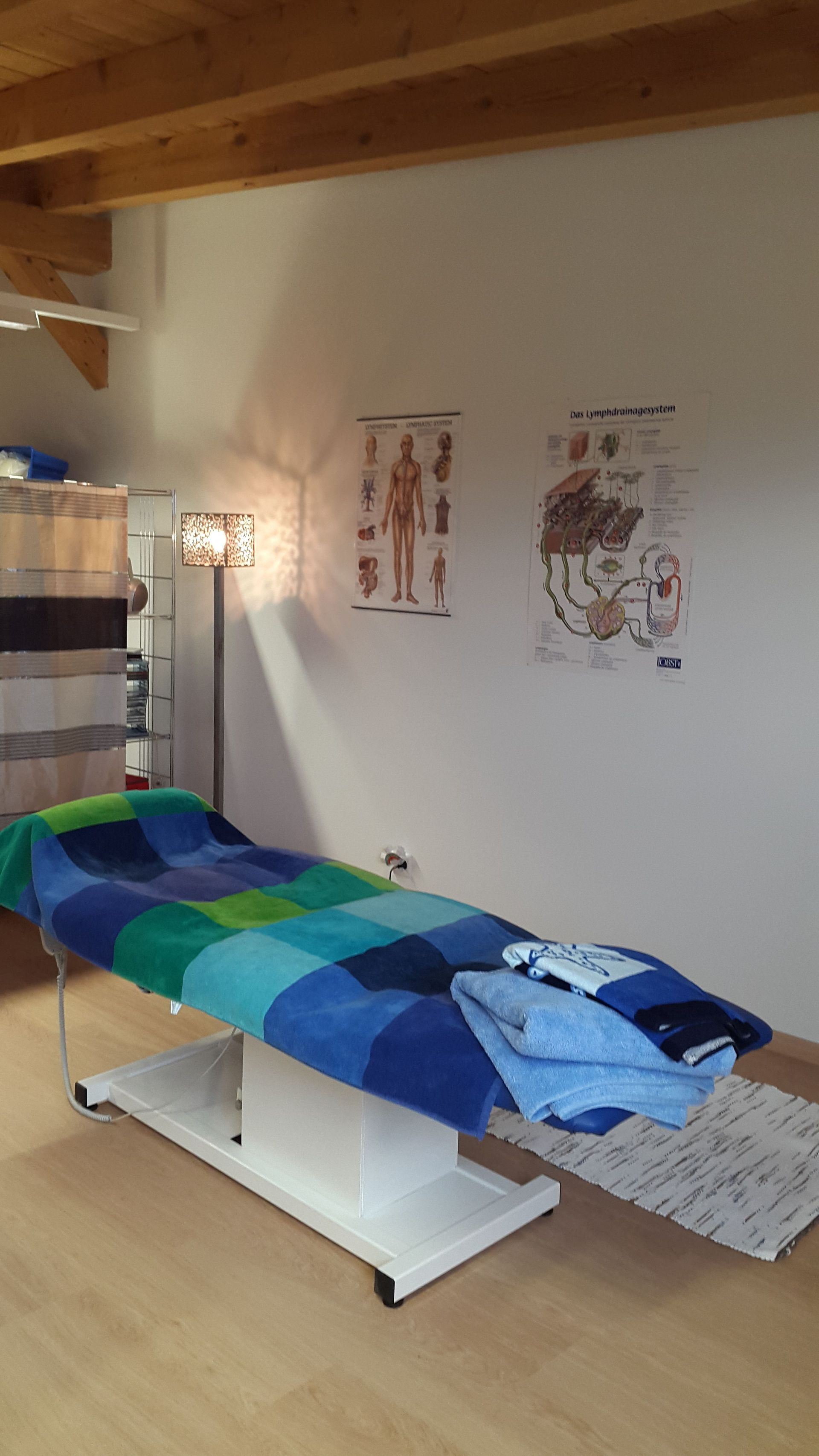 Abwehrkräfte steigern, Lymphsystem - Behandlungsliege - Praxis für Lymphtherapien