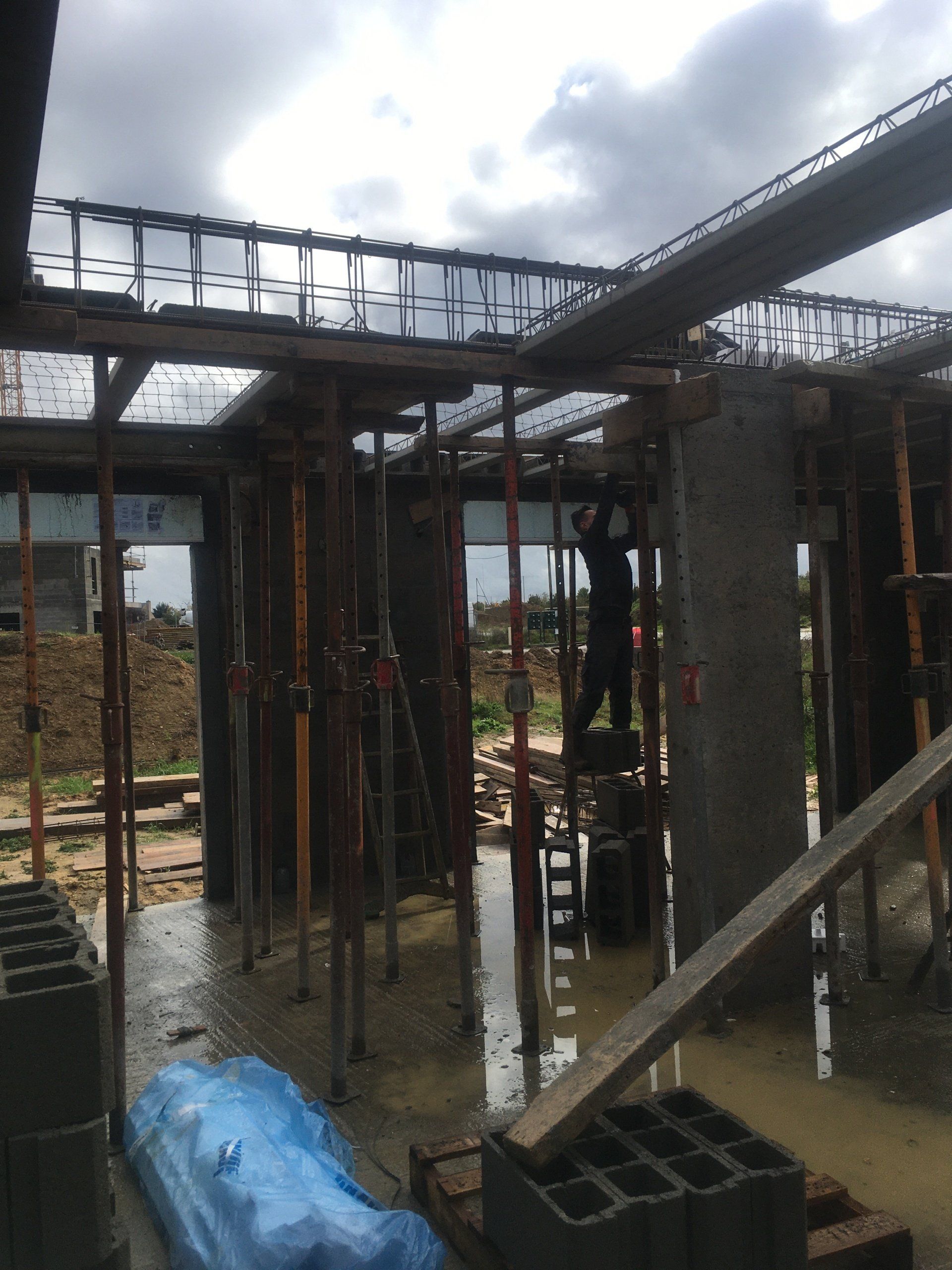 Vérification d'un plancher en cours de pose