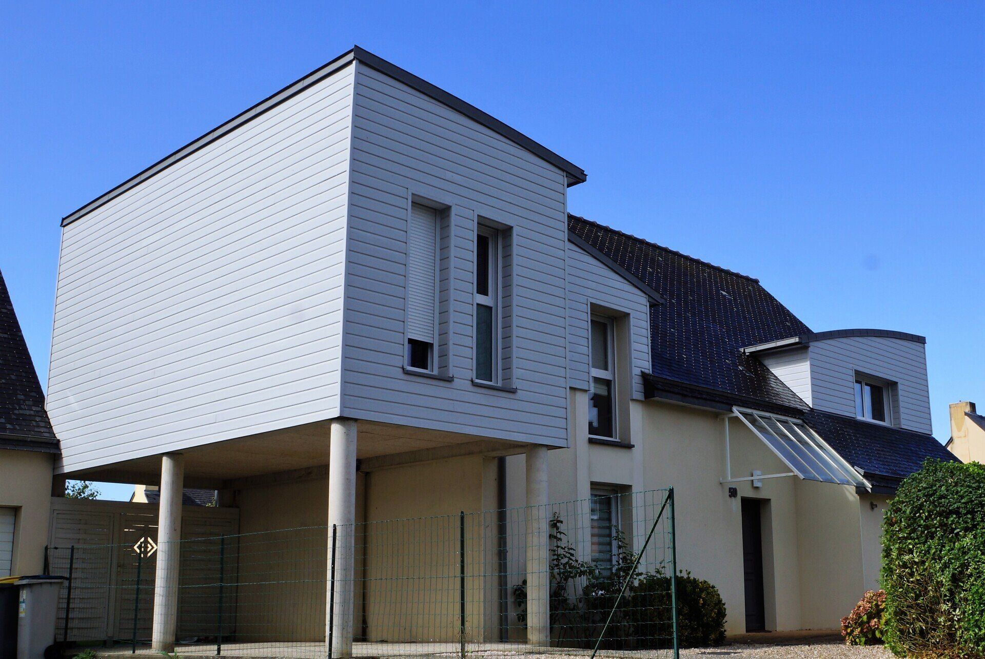 Extension à étage avec carport