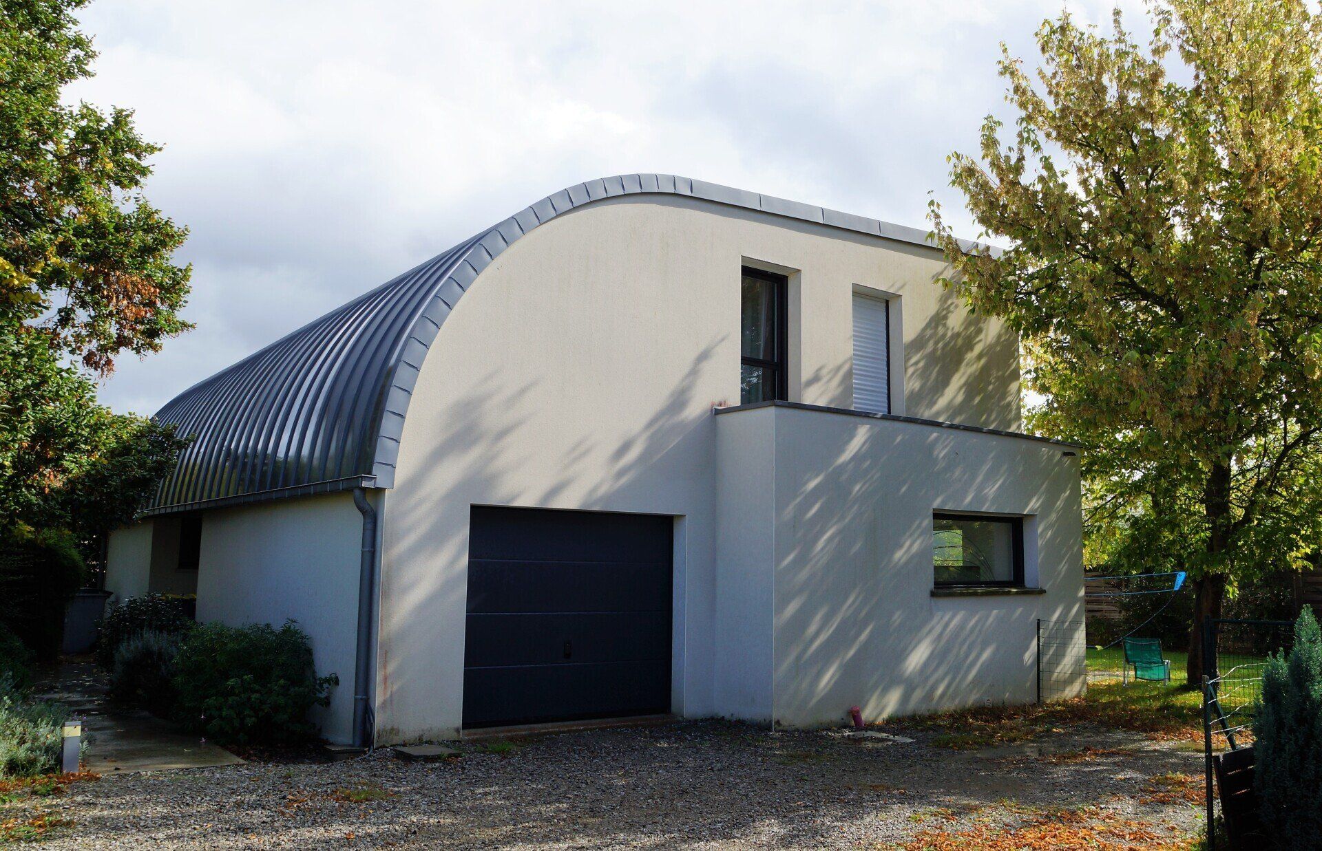 Maison à étage avec couverture cintrée en zinc