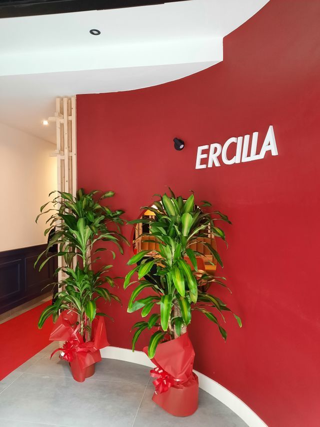 Una pared roja curvada luce la palabra blanca 