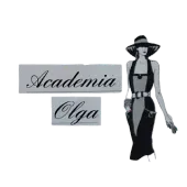 Una mujer con un vestido negro está de pie junto a un cartel que dice Academia Olga.