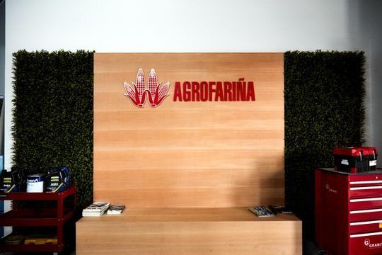 Una pared de madera con agrofarina escrito en ella