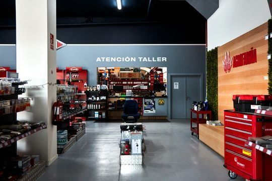 Una tienda con un cartel que dice atención taller