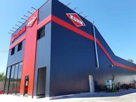 Un gran edificio negro y rojo con la palabra Kuhn escrita en él.