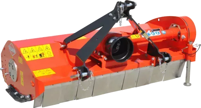 Una máquina roja está unida a un tractor sobre un fondo blanco.