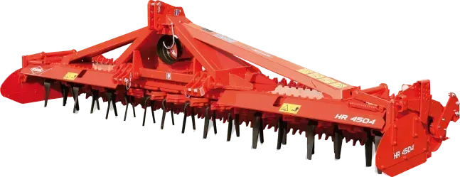 Un tractor rojo está sentado encima de una superficie blanca.