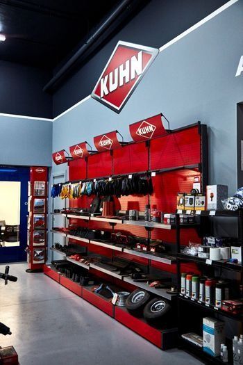 Una tienda con un cartel que dice Kuhn.