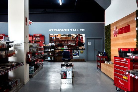 Una tienda con un cartel que dice atención taller