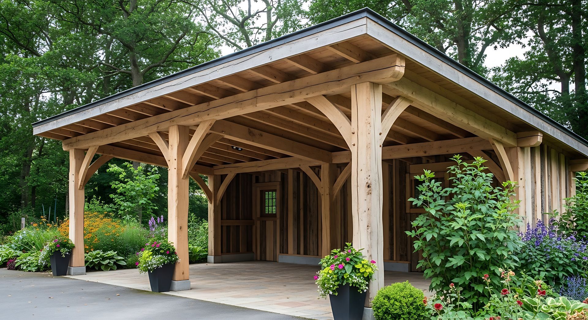 Pavillon en bois avec un toit à deux pans et des fleurs en pot, situé parmi les arbres au bord d'une allée pavée.