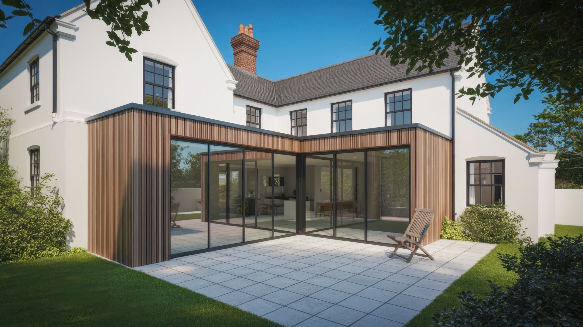 Maison blanche moderne avec une extension vitrée ornée de bois et des portes-fenêtres donnant sur une terrasse de jardin.