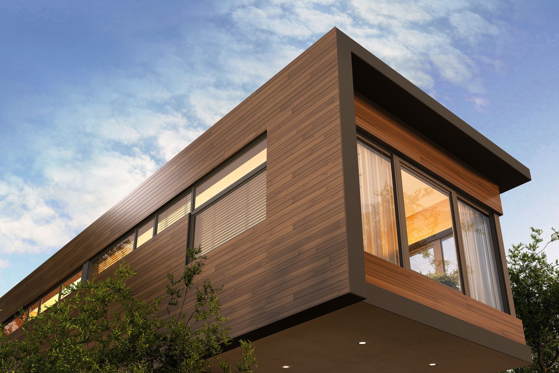 Maison moderne à deux étages avec bardage en bois et grandes fenêtres se détachant sur un ciel partiellement nuageux.