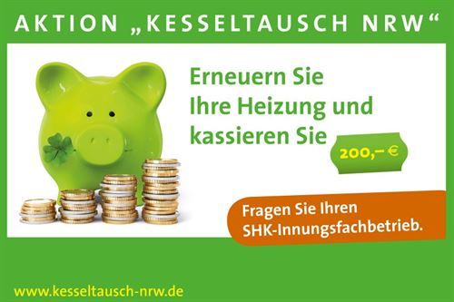 Ein grünes Sparschwein, umgeben von Stapeln von Münzen