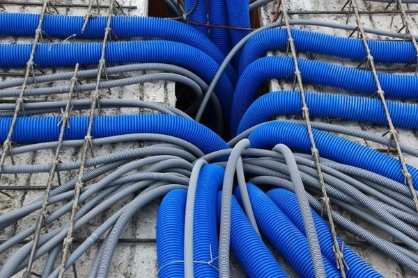Ein Bündel blauer Rohre sind miteinander verbunden
