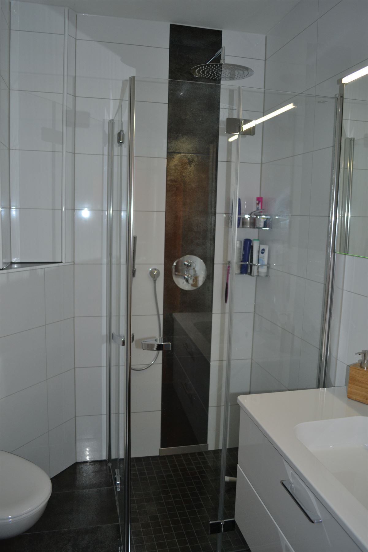 Ein Badezimmer mit Toilette, Waschbecken und Dusche