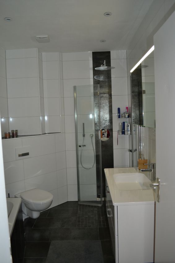 Ein Badezimmer mit Toilette, Waschbecken und Dusche