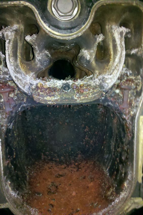 Eine Nahaufnahme eines rostigen Metallgegenstands mit einem Loch in der Mitte