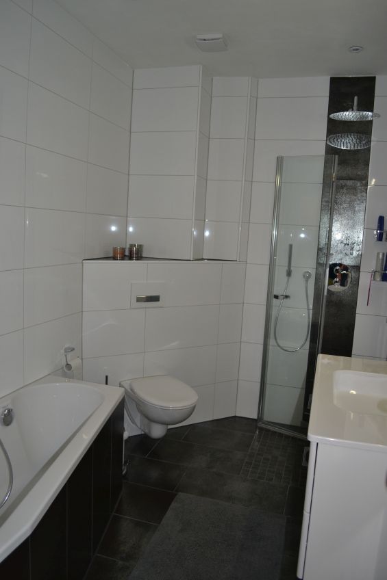 Ein Badezimmer mit Toilette, Waschbecken und Spiegel