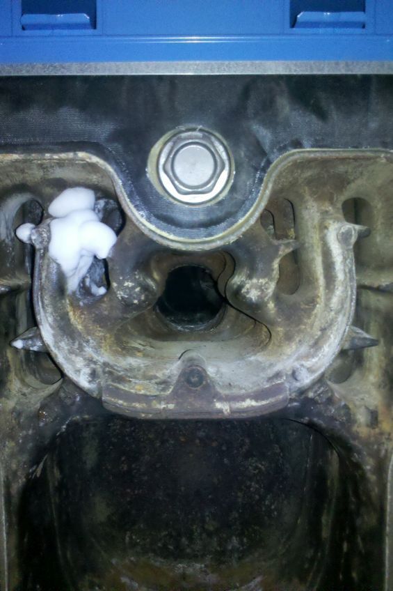 Eine Nahaufnahme von einem Stück Metall mit einem Loch darin