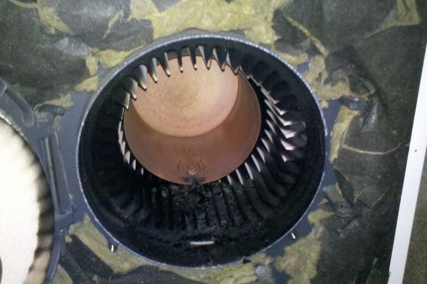 Eine Nahaufnahme eines Lochs in einem Metallgegenstand