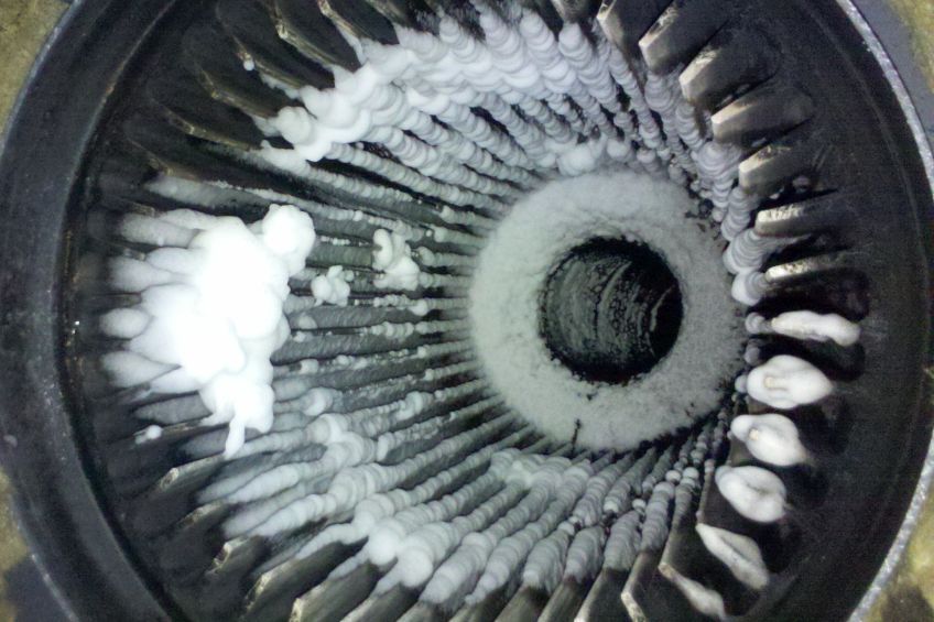 Eine Nahaufnahme eines Metallobjekts mit weißem Schaum darauf