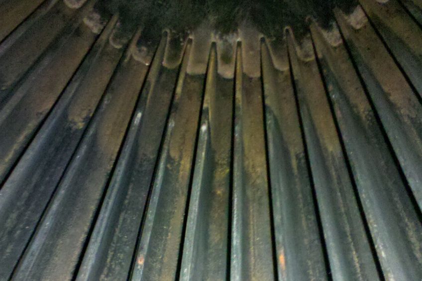 Eine Nahaufnahme einer Metallstruktur mit einem kreisförmigen Muster darauf.