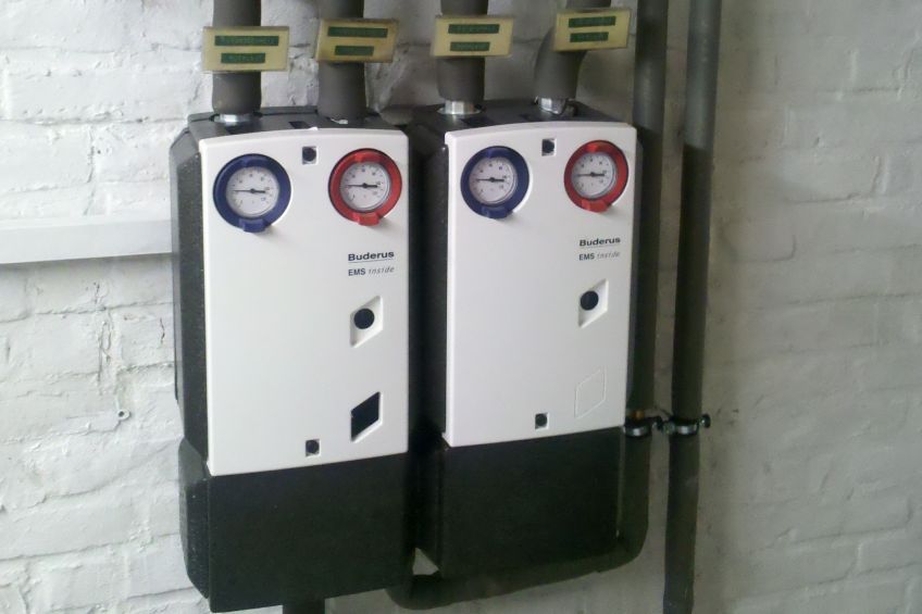 Zwei weiße Kästen mit roten und blauen Anzeigen darauf