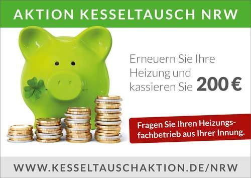 Ein grünes Sparschwein liegt auf einem Stapel Münzen.