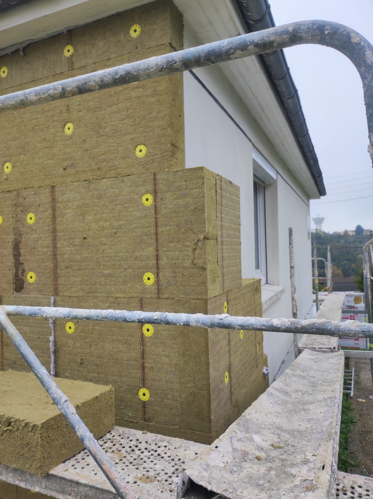 Panneaux d'isolation sur maison blanche
