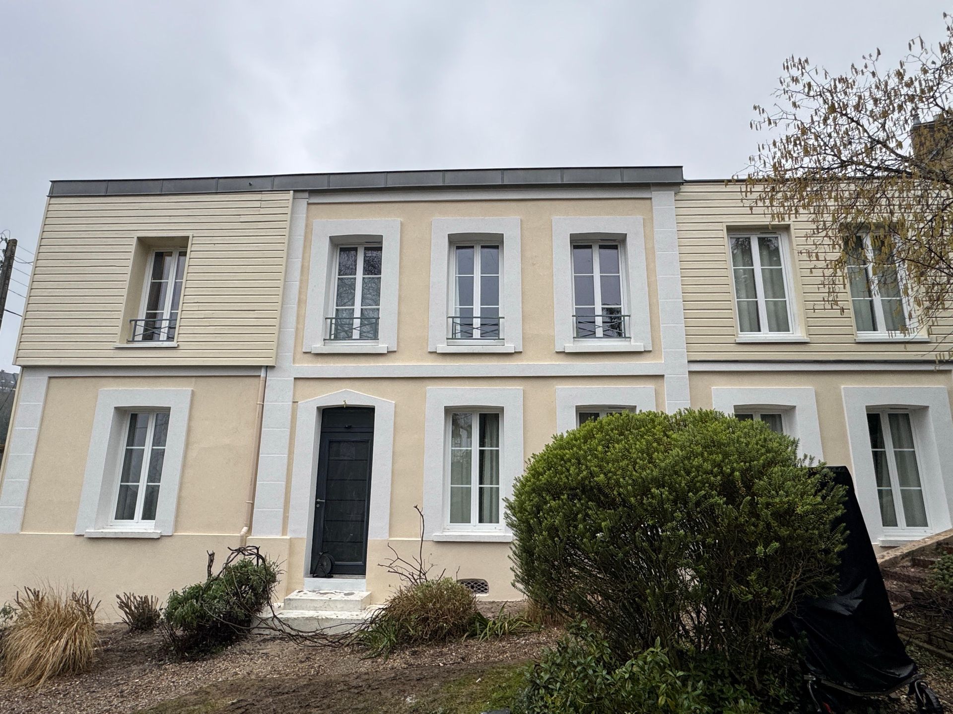 Maison jaune à étage