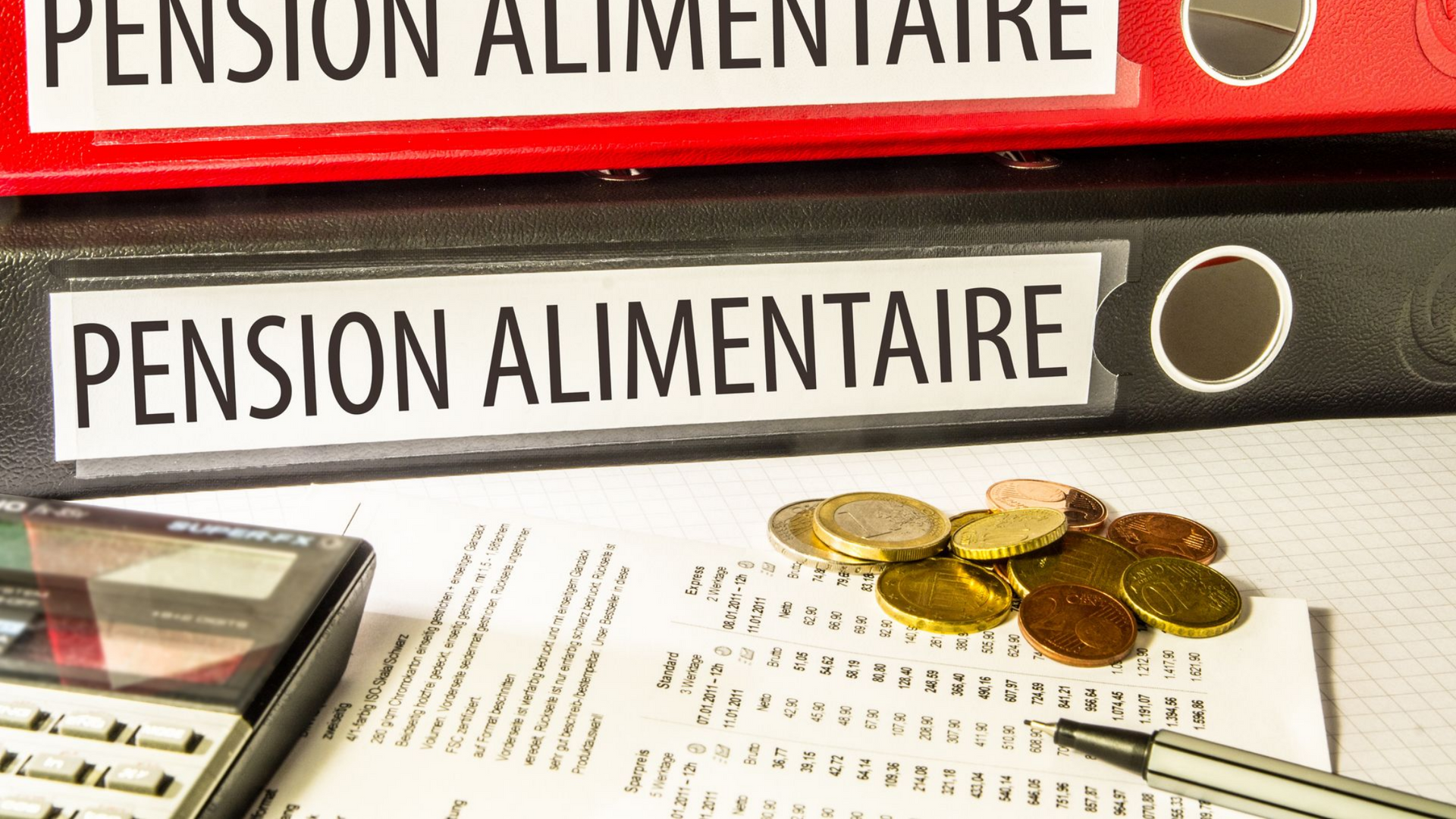 Des classeurs étiquetés PENSION ALIMENTAIRE contenant une calculatrice, de l'argent et un stylo.