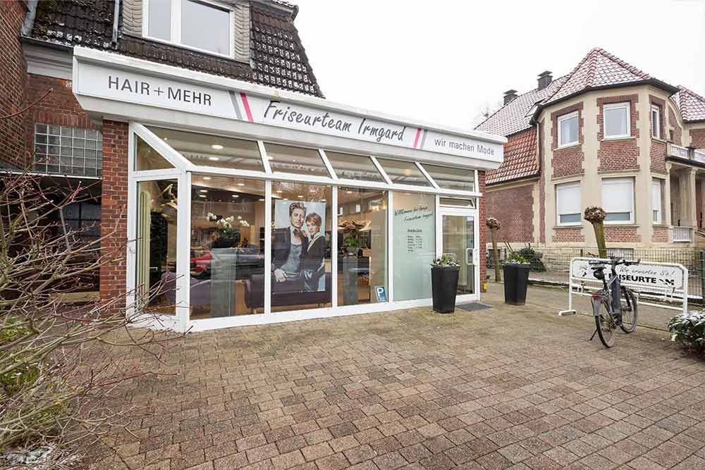 Ein Friseursalon mit einem davor geparkten Fahrrad.