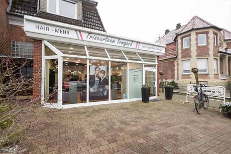 Ein Friseursalon mit einem davor geparkten Fahrrad.