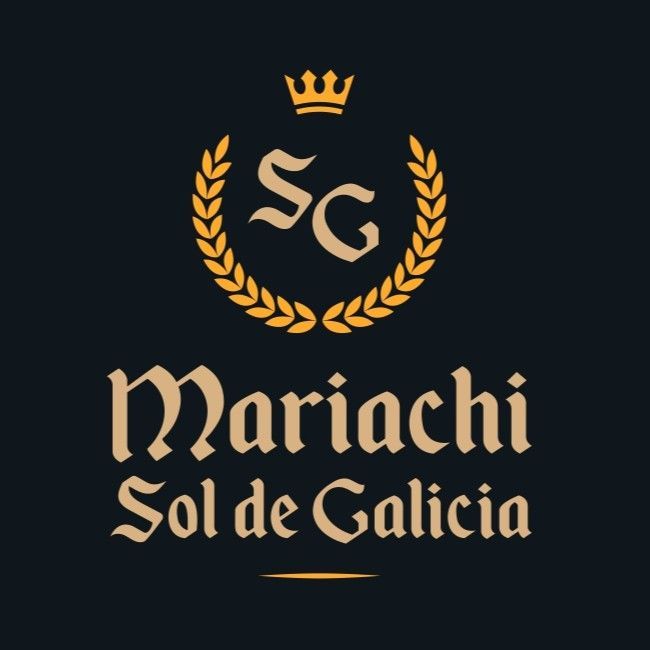 Logotipo dorado de &ldquo;Mariachi Sol de Galicia&rdquo; sobre fondo oscuro con emblema de corona y laurel