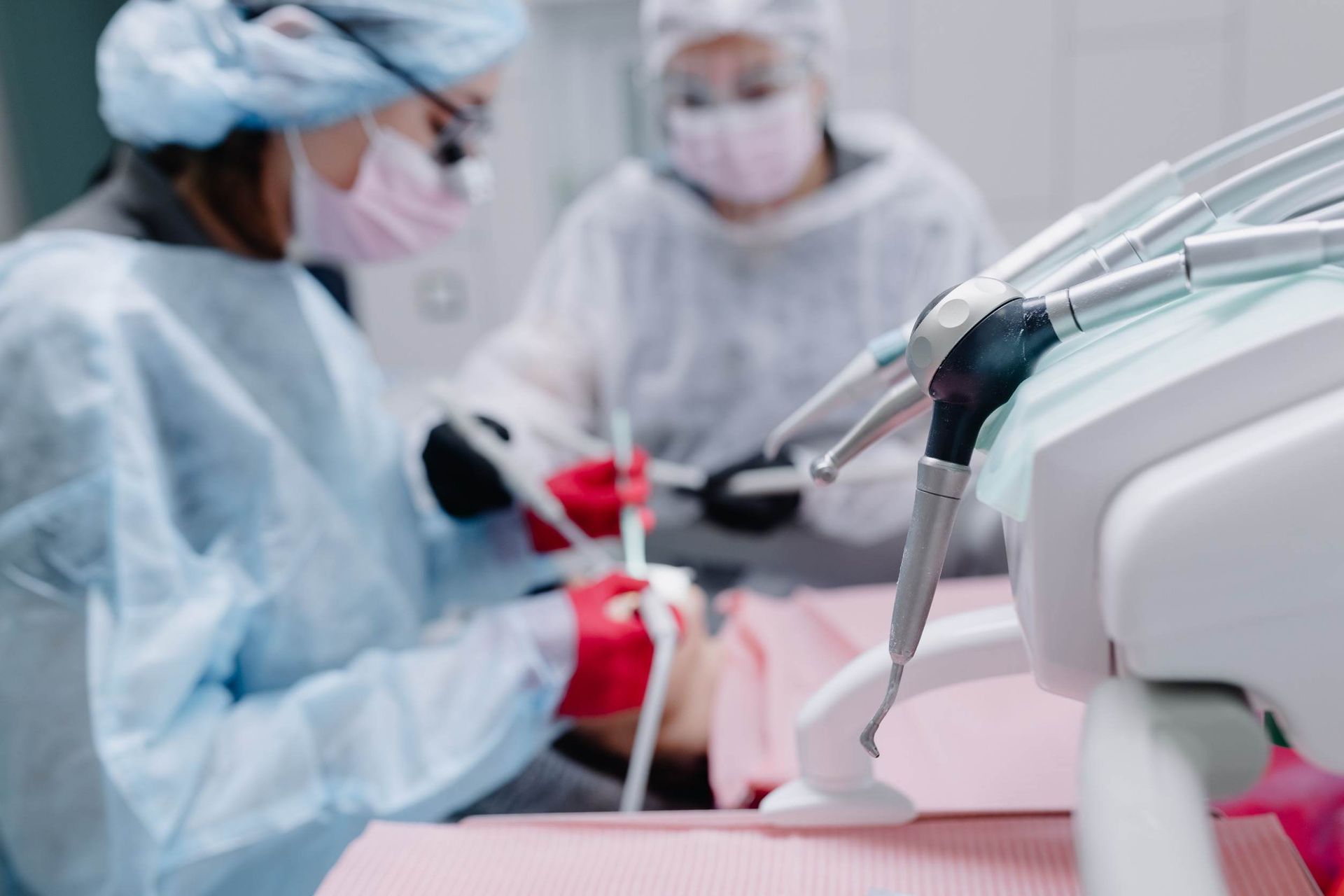 Un dentista está trabajando con un paciente en un consultorio dental.