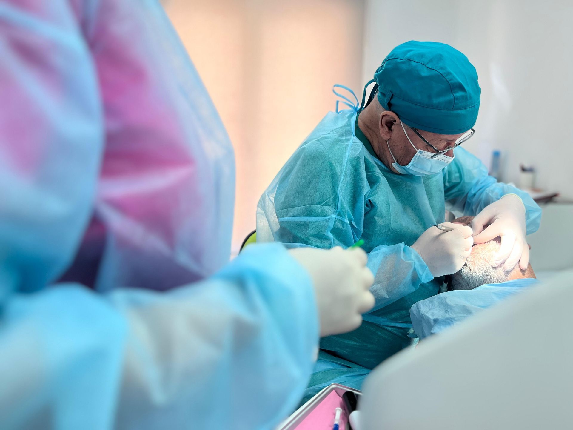 Una mujer está siendo examinada por un dentista.