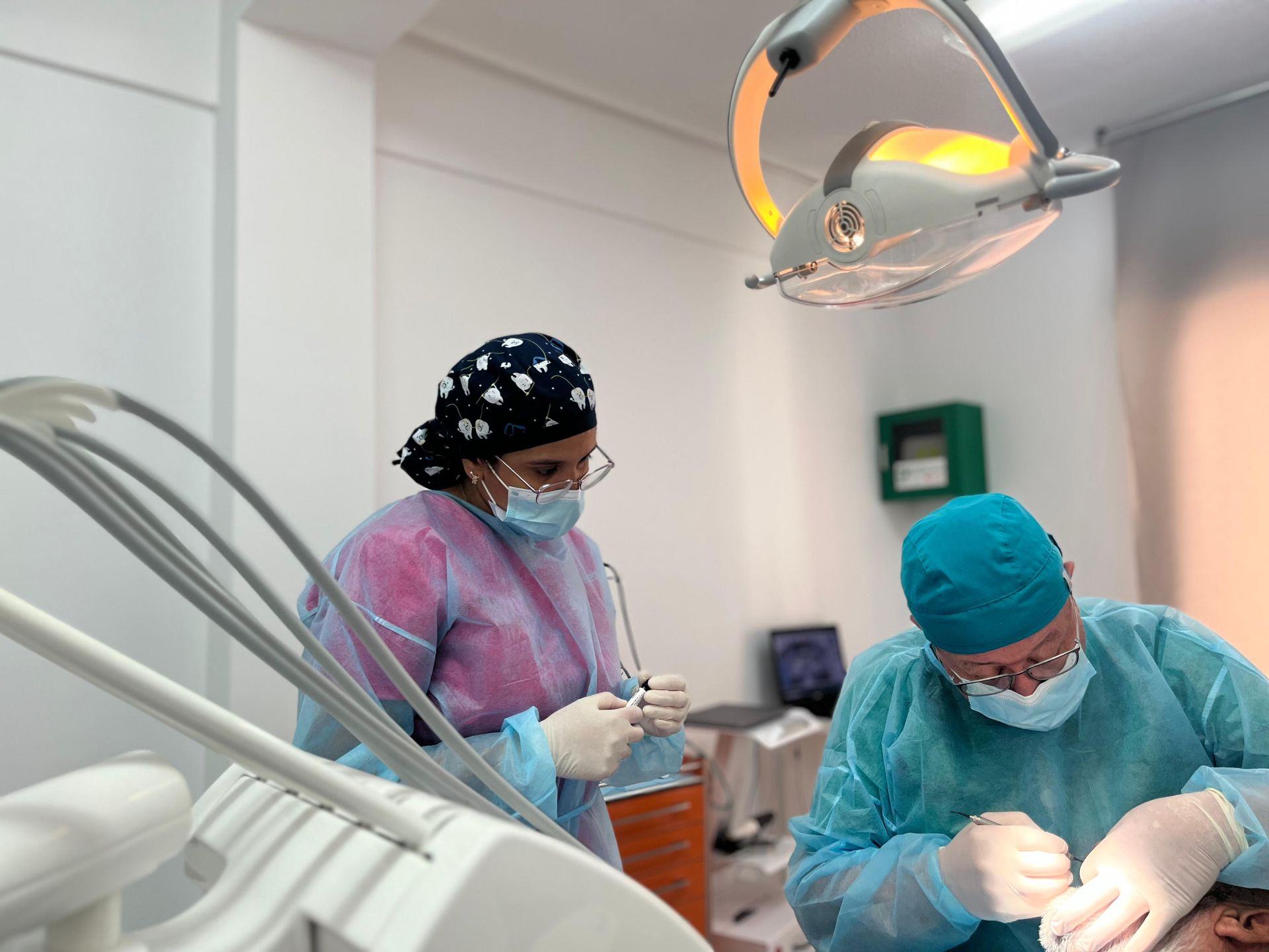 Un dentista está mirando una radiografía de los dientes de un paciente.