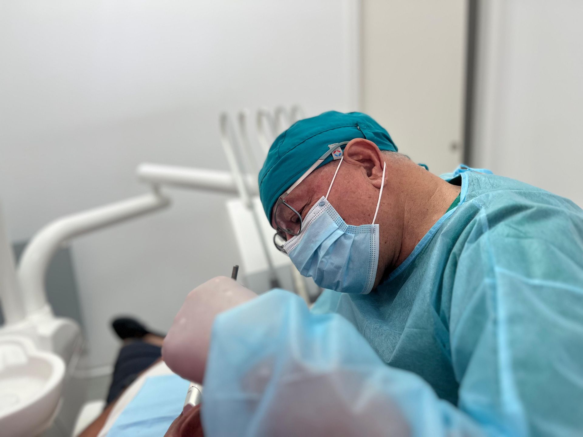 Una mujer está siendo examinada por un dentista.