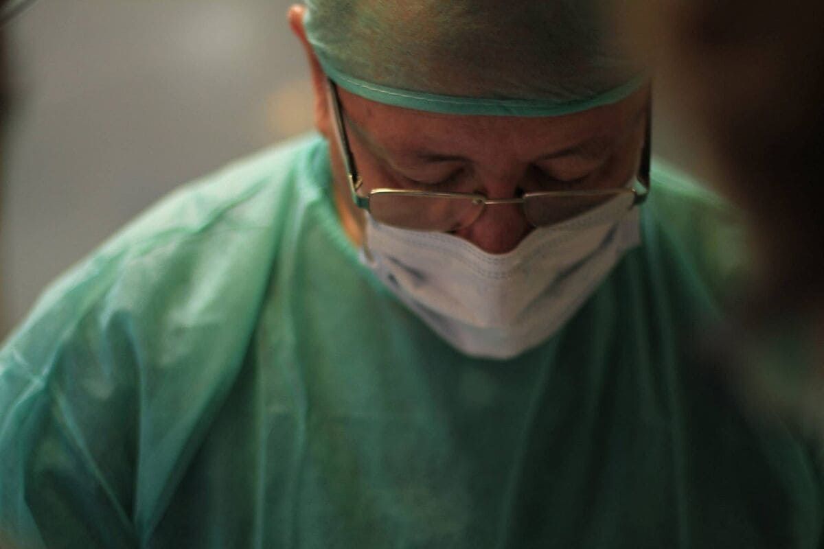 Una mujer está siendo examinada por un dentista.