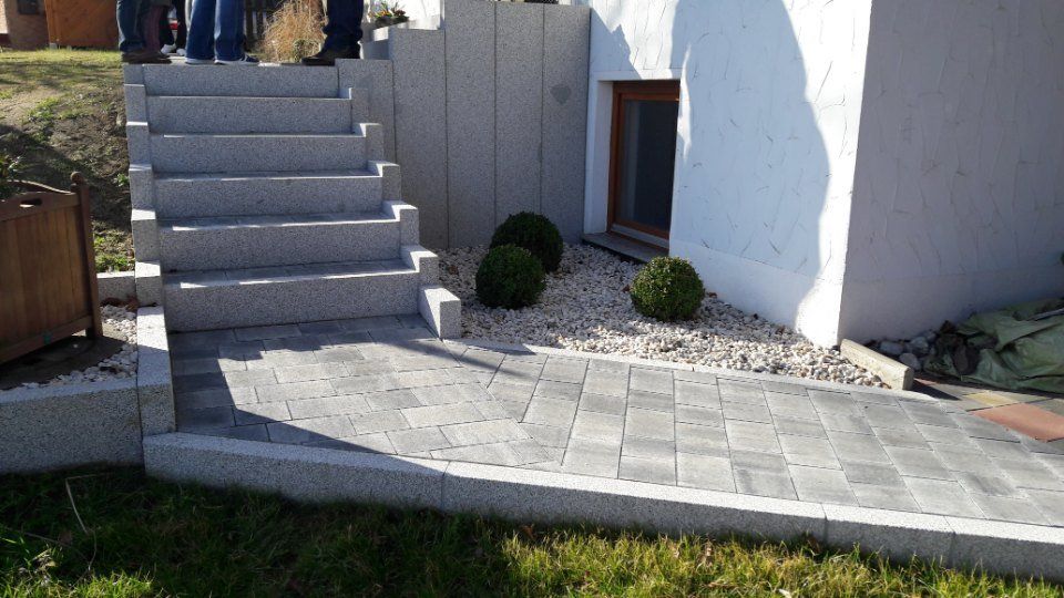 Gartenanlage mit Treppe und Terrasse