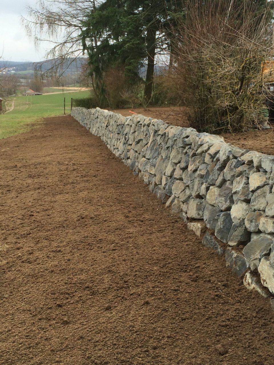 Garten mit Steinmauer
