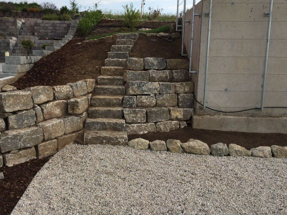 Garten mit Steinmauer und -treppe